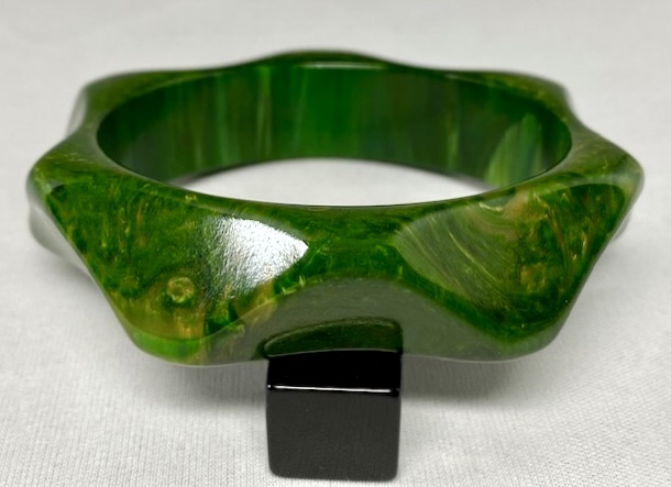 BB274 marbled green concave triangle carved bakelite bangle